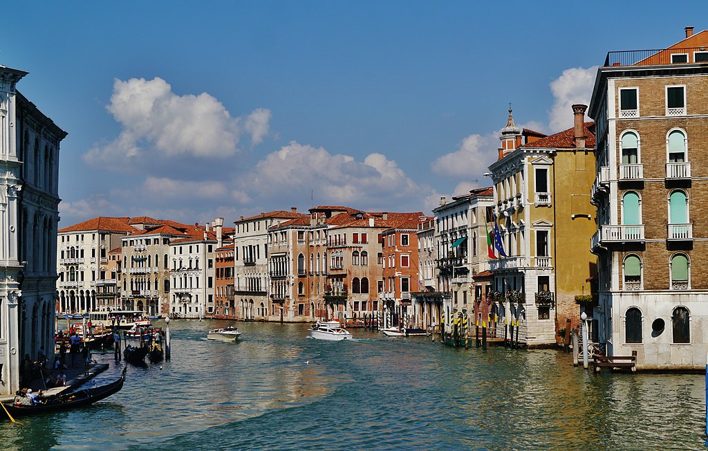 Venezia, vietato sedersi sui gradini e mangiare per strada: giro di vite del Comune in nome del “decoro”