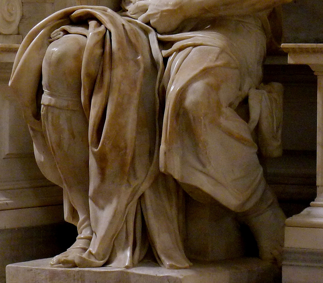 Michelangelo Buonarroti, Mosè, dettaglio delle gambe. Ph. Credit Jörg Bittner Unna