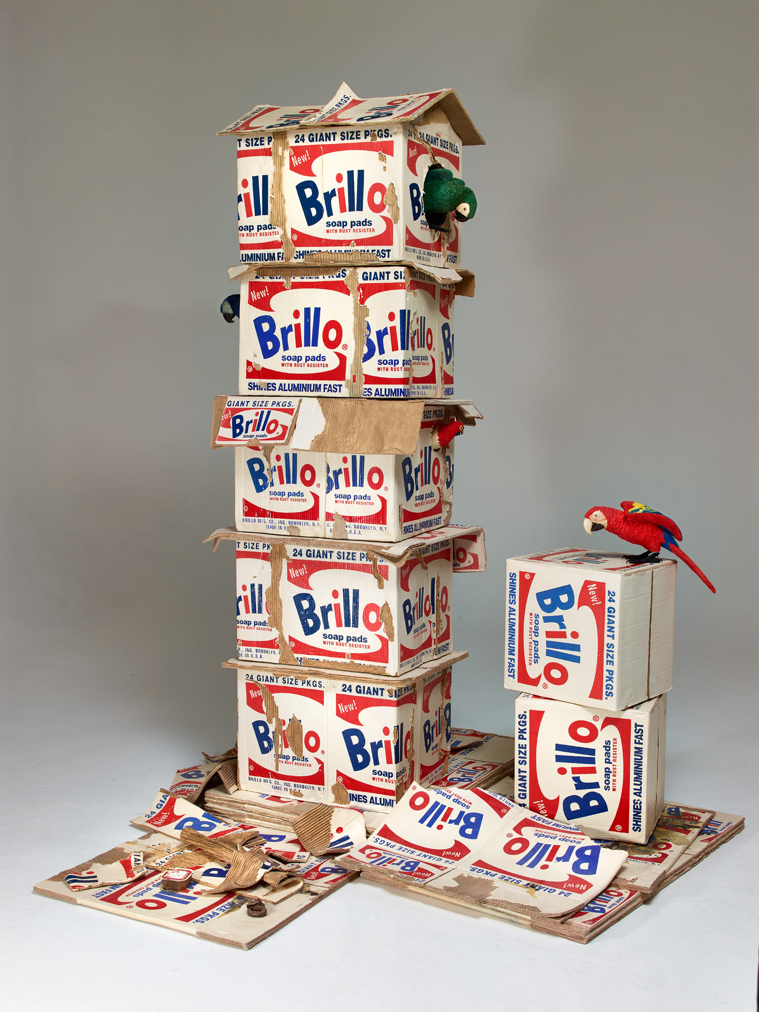 Bertozzi & Casoni, Brillo box con pappagalli (2016; ceramica policroma, 240 x 190 x 220 cm) 