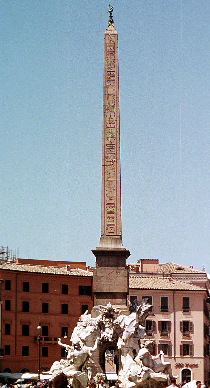 L'obelisco agonale posto sulla Fontana dei Fiumi
