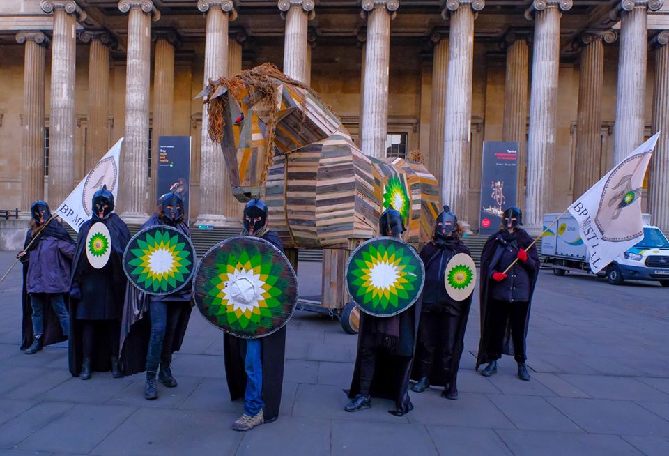 Ambientalisti si travestono da soldati achei e portano un cavallo di Troia al British Museum