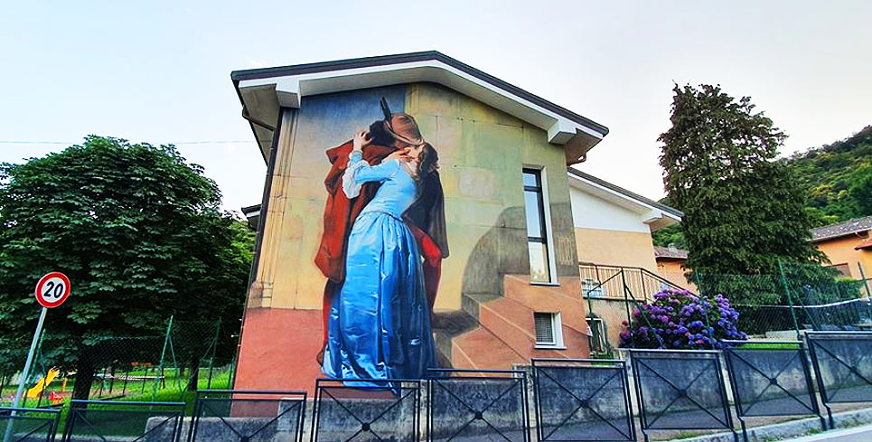 Il Bacio di Hayez diventa un'opera di street art: succede in Lombardia