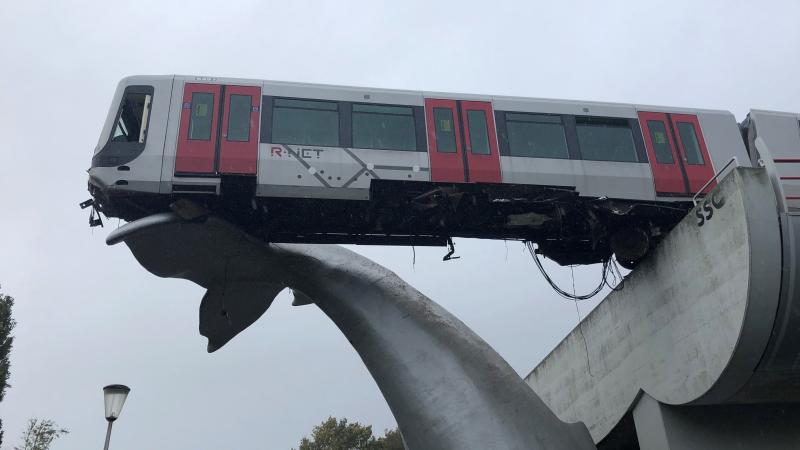 La scultura che salva le vite: a Rotterdam statua ferma salto nel vuoto del treno deragliato