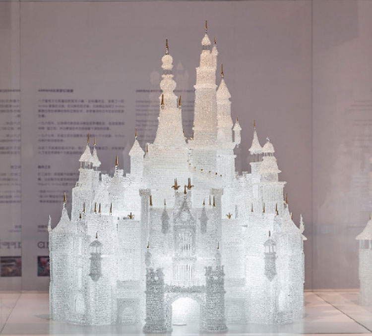 A Shanghai il più grande castello Disney in vetro soffiato. Dopo mesi esposto rotto al museo