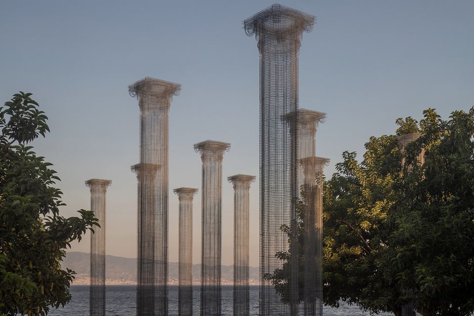 Ecco l'ultima opera di Edoardo Tresoldi: il colonnato sul lungomare di Reggio Calabria