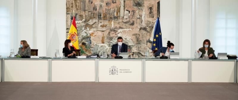 Spagna, un'opera d'arte fa da sfondo al Consiglio dei Ministri e l'artista si arrabbia