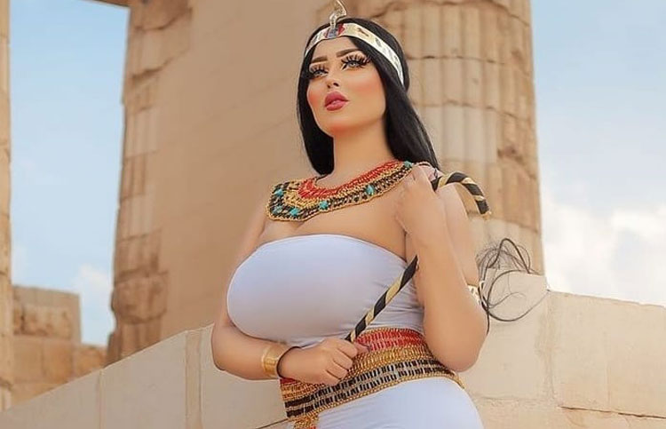 Egitto, modella arrestata per fotografie davanti alle piramidi considerate “inappropriate”