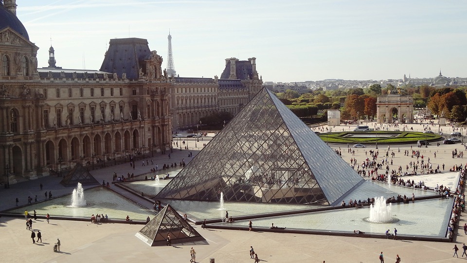 Il Louvre riapre a ranghi ridotti. Il direttore: “il nostro è un museo turistico”