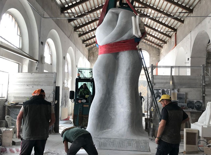 Realizzato a Carrara il più grande monumento in marmo del Giappone, “Lovers” di Minako Yoshino, installato a Toyama