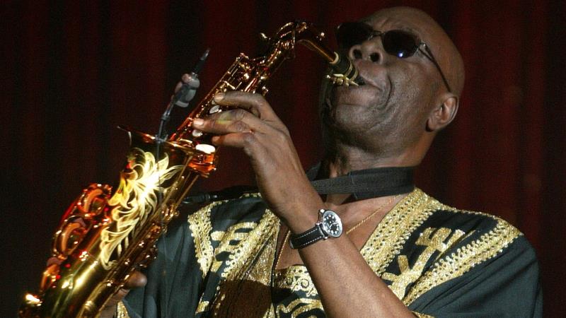 Farewell to Manu Dibango, disappears the legendary Papy Groove of afro-jazz