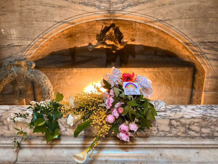 Un mazzo di fiori di campo sulla tomba di Raffaello: così il MiBACT celebra i 500 anni della scomparsa