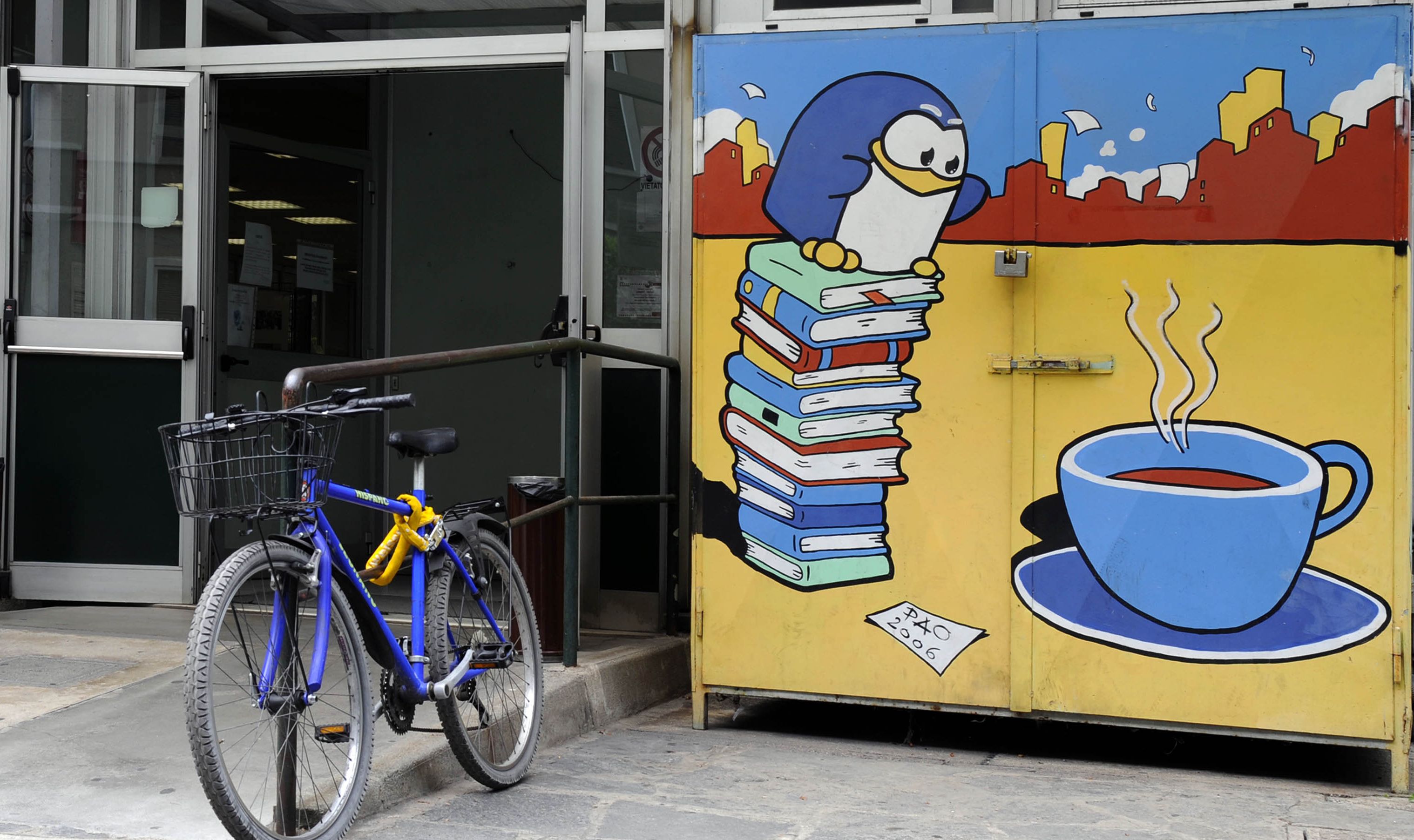 I dipendenti del Comune di Milano diventano rider per portare libri a casa di chi non può uscire