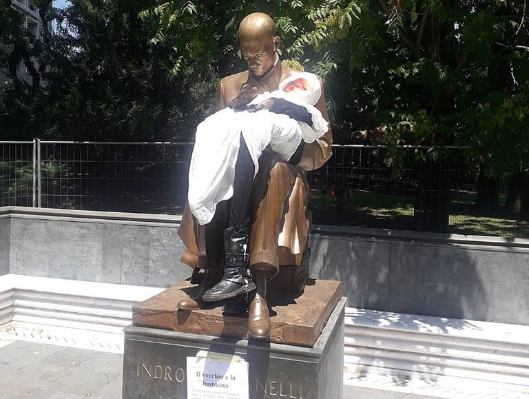 Milano, la statua di Montanelli “integrata” con il fantoccio di una bambina eritrea