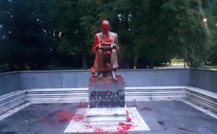 “Razzista stupratore”: imbrattata la statua di Indro Montanelli a Milano