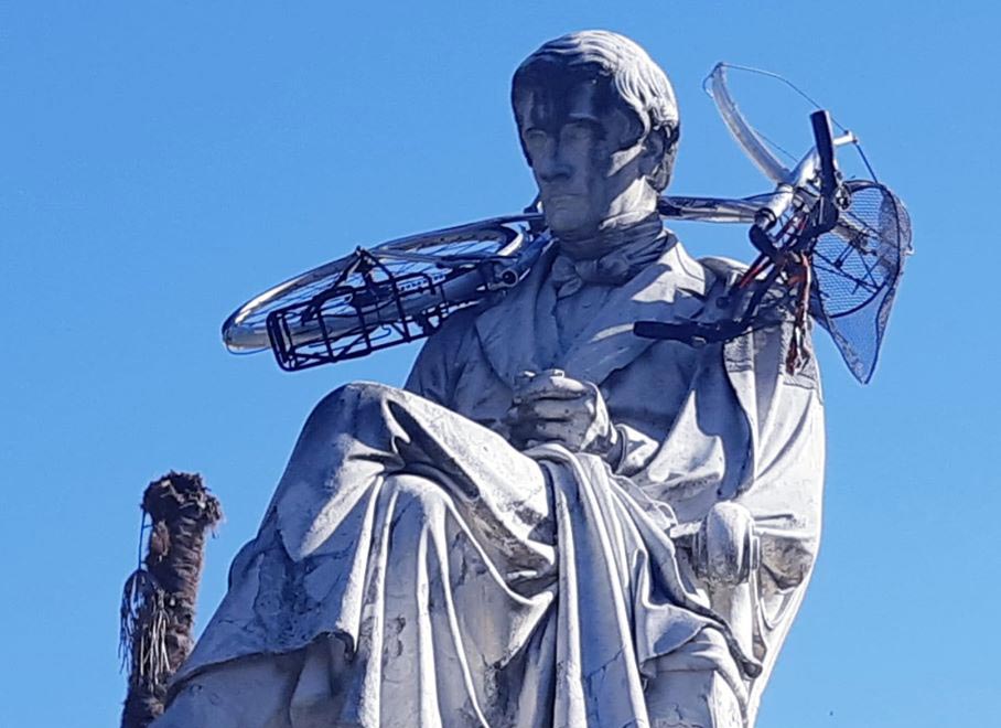 Carrara, they frame a bicycle on the 1876 monument. Perpetrators, two juveniles