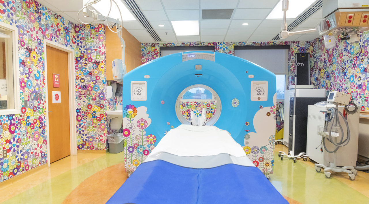 Takashi Murakami trasforma con i suoi fiori la sala TAC di un ospedale pediatrico