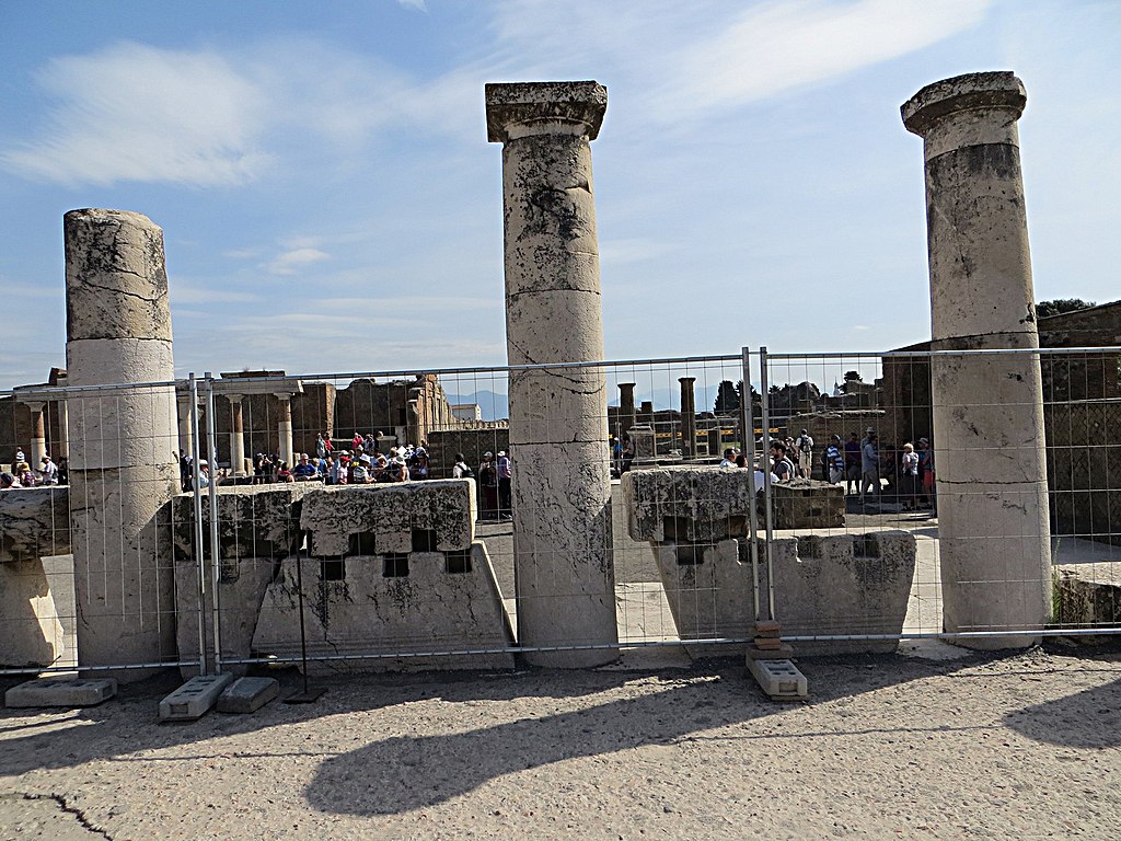 Contract labor is a verGogna: at Pompeii Park, Cobas organize a garrison of precarious workers
