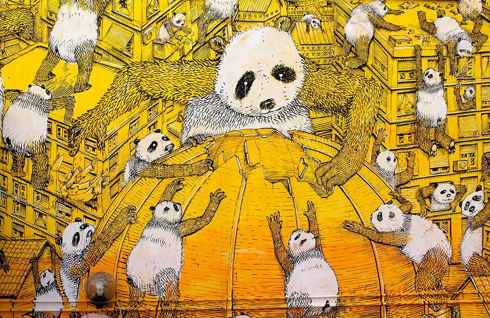 Panda giganti devastano città. La pandemia vista da Blu ha la forma di ... panda
