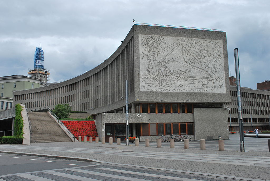 Norvegia, il governo decide l'abbattimento dell'edificio con i murales di Picasso, che saranno ricollocati