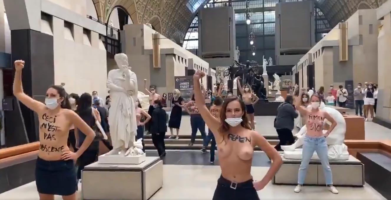 Tette al vento al Musée d'Orsay: le Femen protestano contro il dress-code del museo