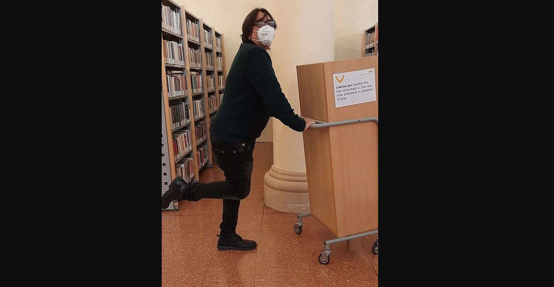 Spopola in rete il “bibliotecario sexy” della Salaborsa di Bologna