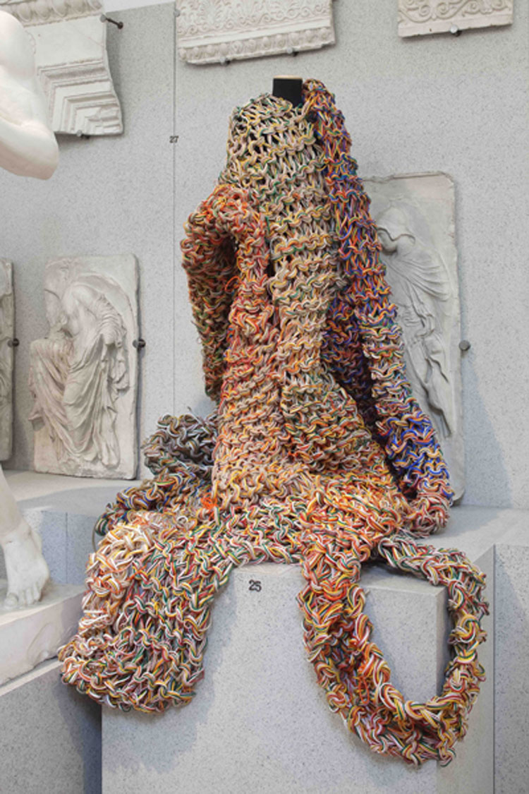 Sissi realizza le sue sculture-abito da casa. Il diario sul profilo Instagram di Palazzo Bentivoglio
