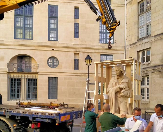 Francia, polemica sulla rimozione di una statua di Voltaire da rue de Seine a Parigi