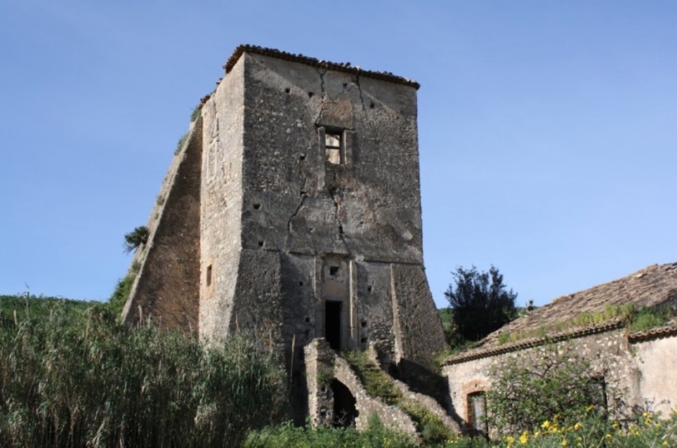 Calabria, rischia di crollare la cinquecentesca Torre Ancinale di Satriano
