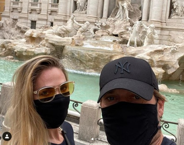 Con le mascherine Totti corona il suo sogno: una gita tranquilla in centro a Roma. Ecco le foto