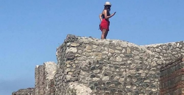 Pompei, sale sul tetto delle Terme centrali per scattarsi un selfie. Aperta inchiesta dalla Soprintendenza