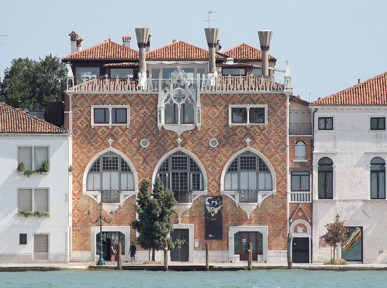 Venice, put up for sale the House of the Three Oci, architectural jewel and home of photography