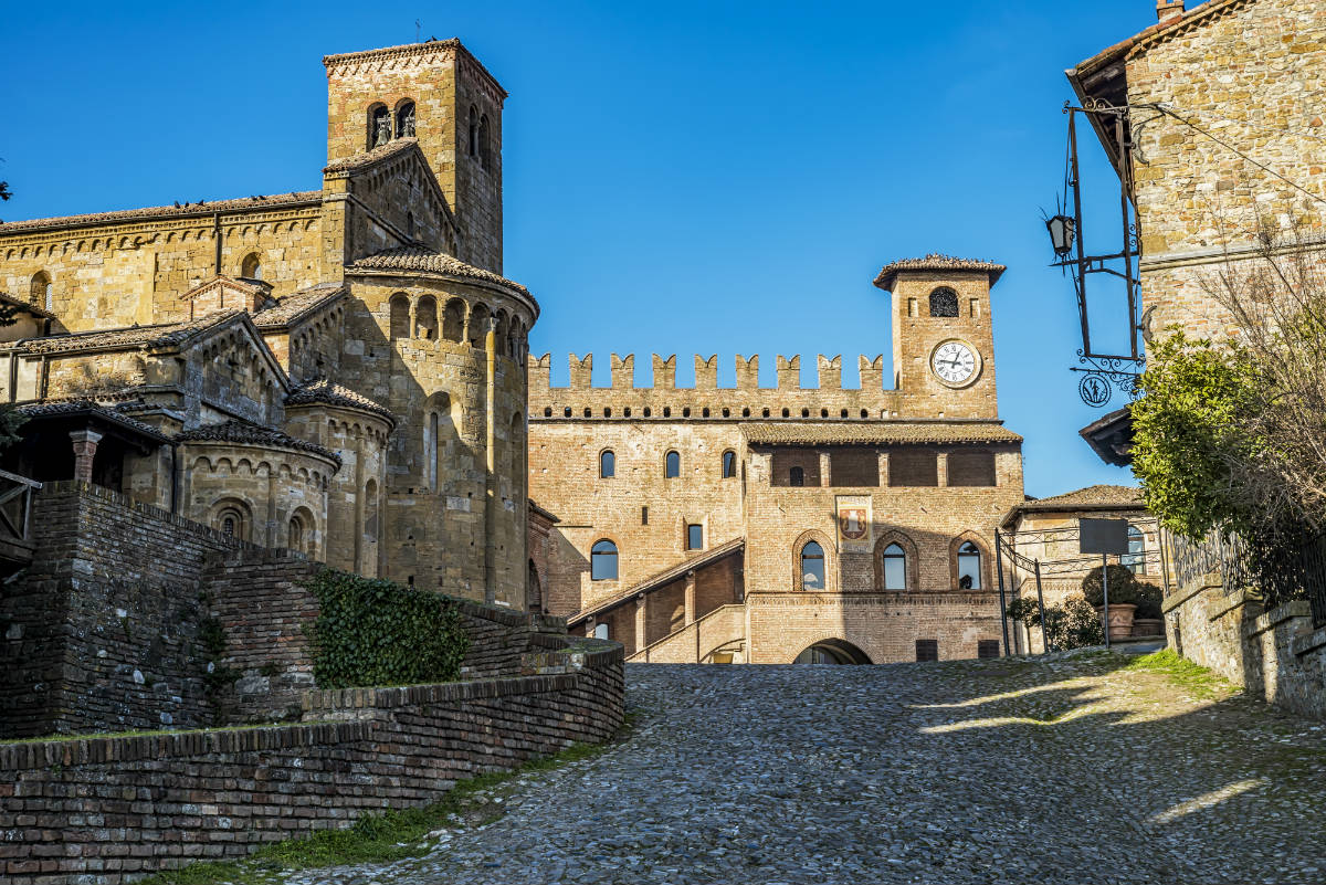 On the square of Castell'Arquato. A journey through the Middle Ages in Emilia