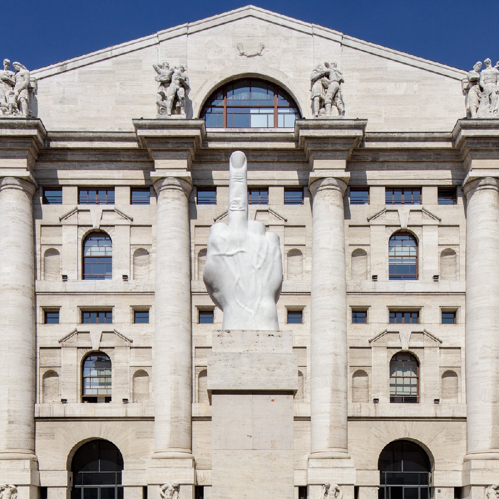 Maurizio Cattelan, L.O.V.E. - Libertà Odio Vendetta Eternità (2010; marmo di Carrara, altezza 1100 cm; Milano, Piazza Affari) 