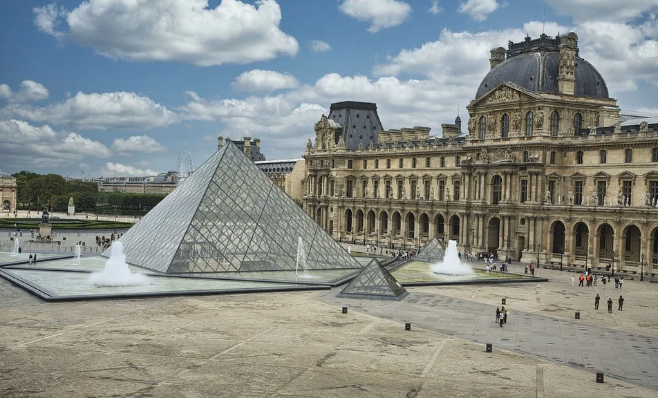 La piramide del Louvre, progetto di Ieoh Ming Pei 