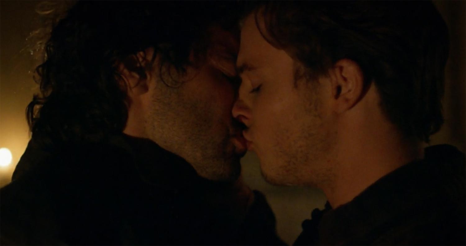 Il bacio gay tra Leonardo da Vinci (Aidan Turner) e Jacopo Saltarelli (Kit Clarke) nella serie RAI 2021