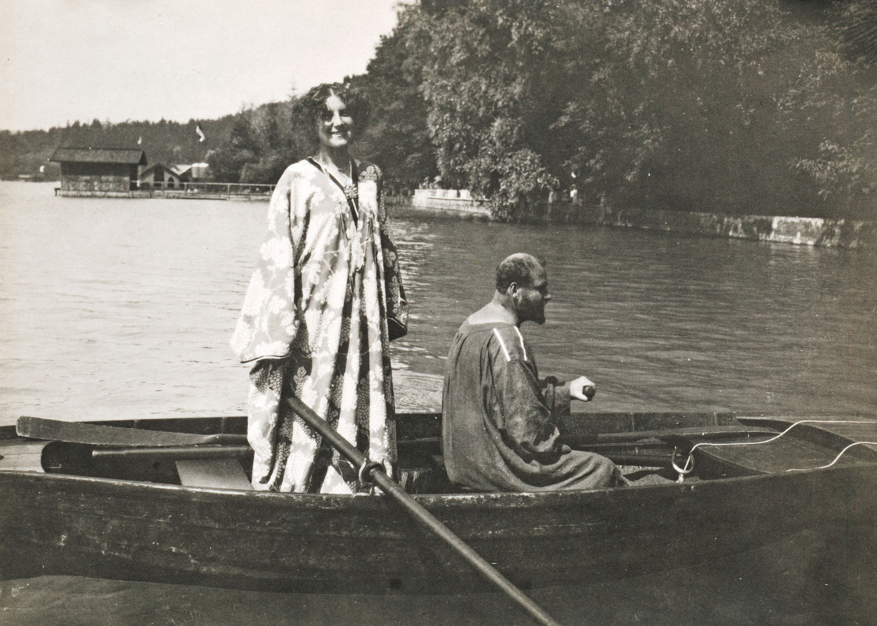 Emilie Flöge e Gustav Klimt fotografati da Emma Bacher (1909) ©Klimt Foundation, Vienna 