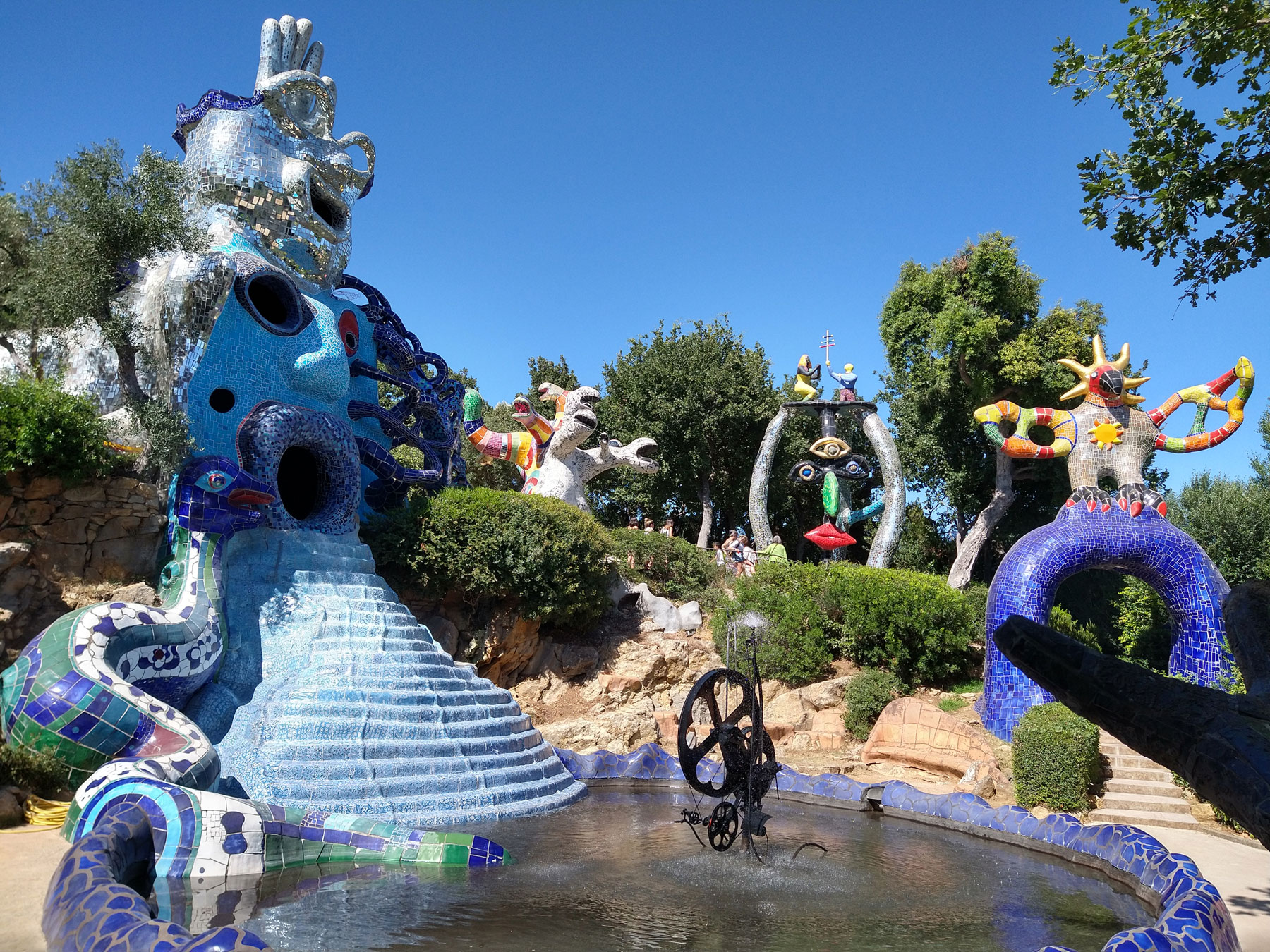 Il luogo dei sogni: la mostra su Niki de Saint Phalle e sul Giardino dei Tarocchi a Capalbio