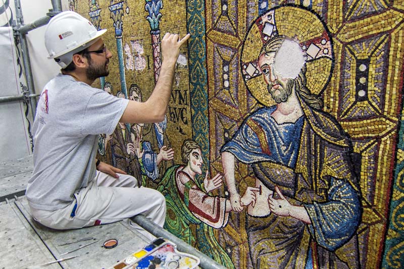 Al lavoro sui mosaici. Foto di Egisto Nino Ceccatelli 