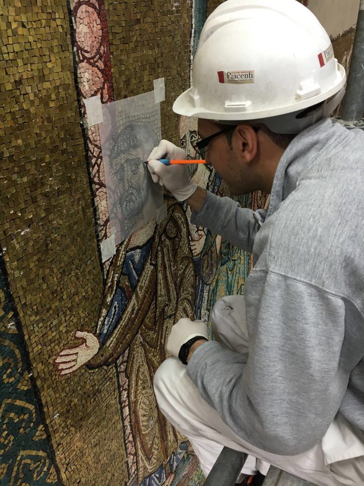 Al lavoro sui mosaici 