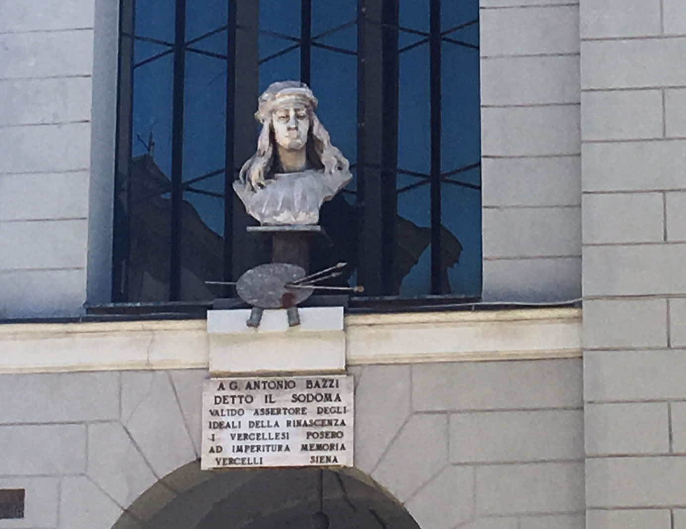 Il busto del Sodoma in piazza Cavour
