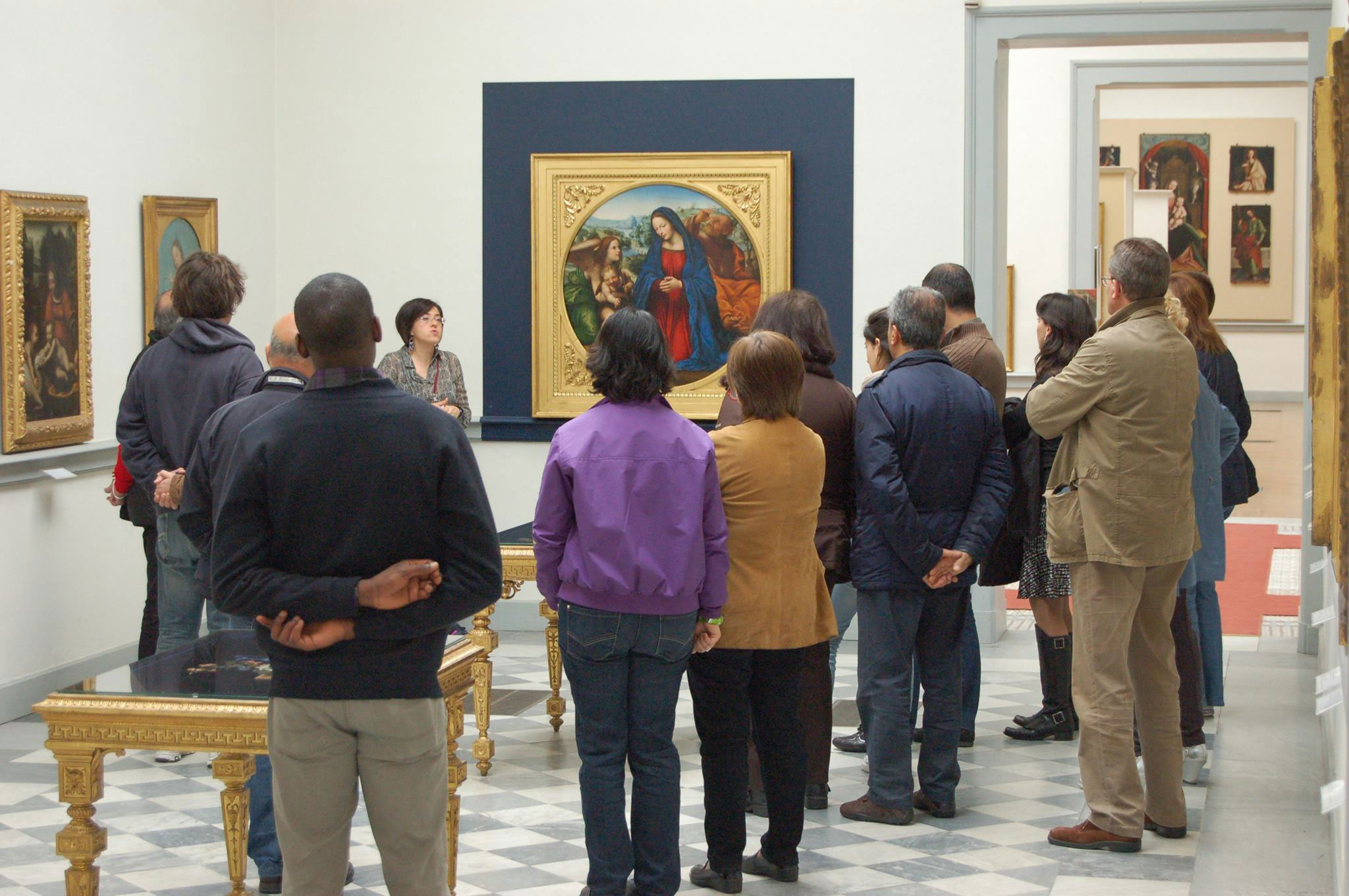 Pubblico che ammira la Sacra famiglia del Sodoma al Museo Borgogna
