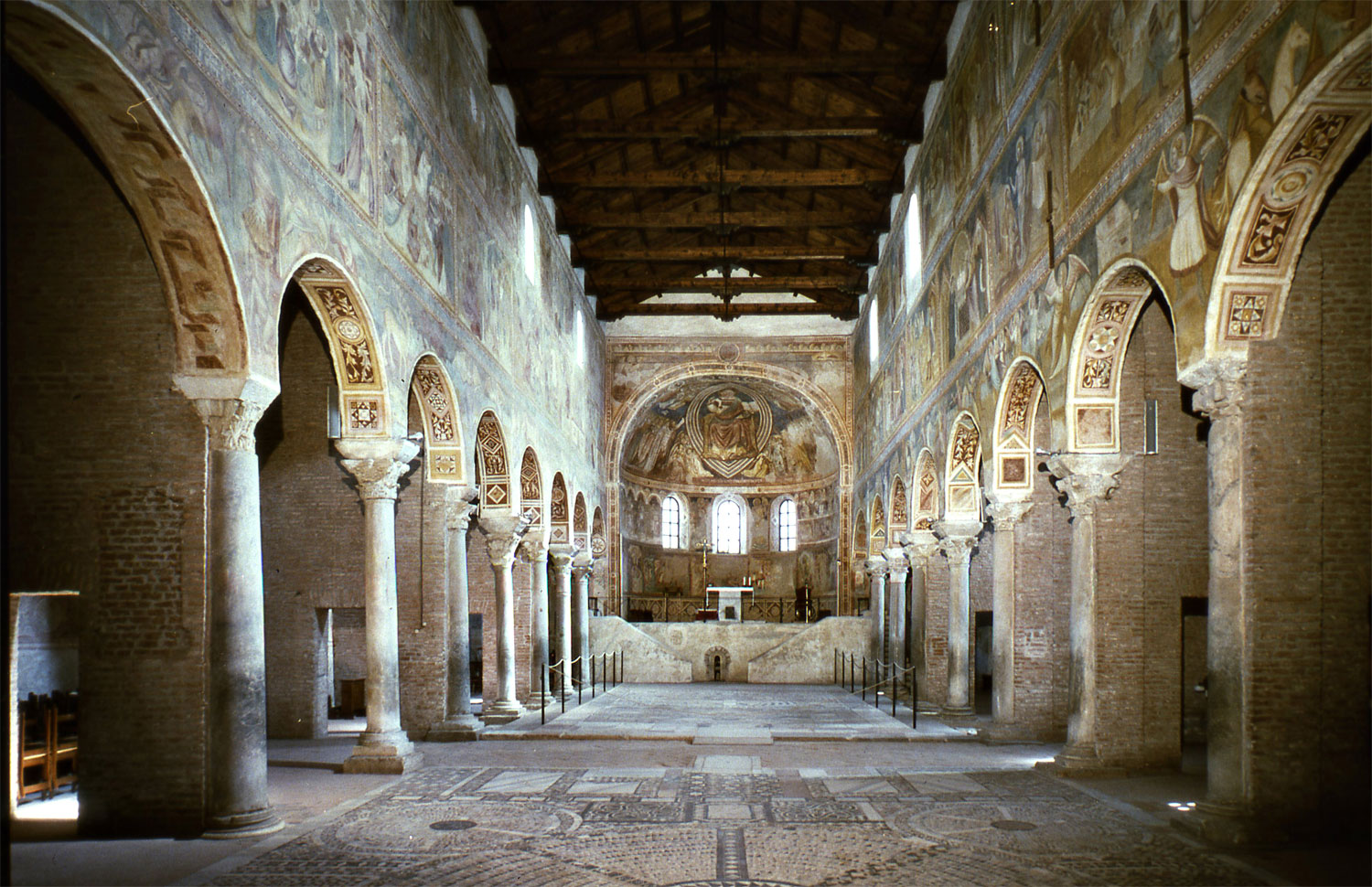 Abbazia di Pomposa, al via i restauri degli affreschi e del crocifisso della chiesa di Santa Maria