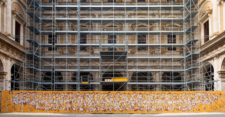 JonOne rivisita la storia di Palazzo Farnese con un'opera monumentale ispirata da un antico cippo 