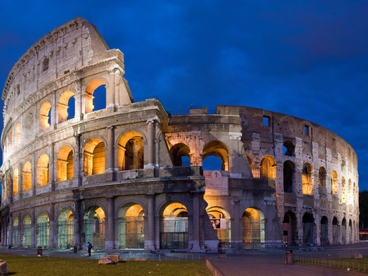 Due giovani turisti entrano di nascosto nel Colosseo per... bersi una birra 