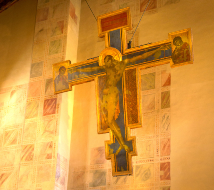 Firenze, torna visibile a tutti il Crocifisso di Santa Croce di Cimabue 