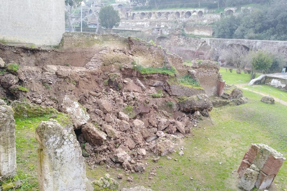 Mentre tutti esultano per Pompei, alla Terme Romane di Baia crolla un muro