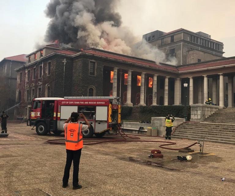 Sudafrica, incendio devasta parte della biblioteca dell'Università di Città del Capo