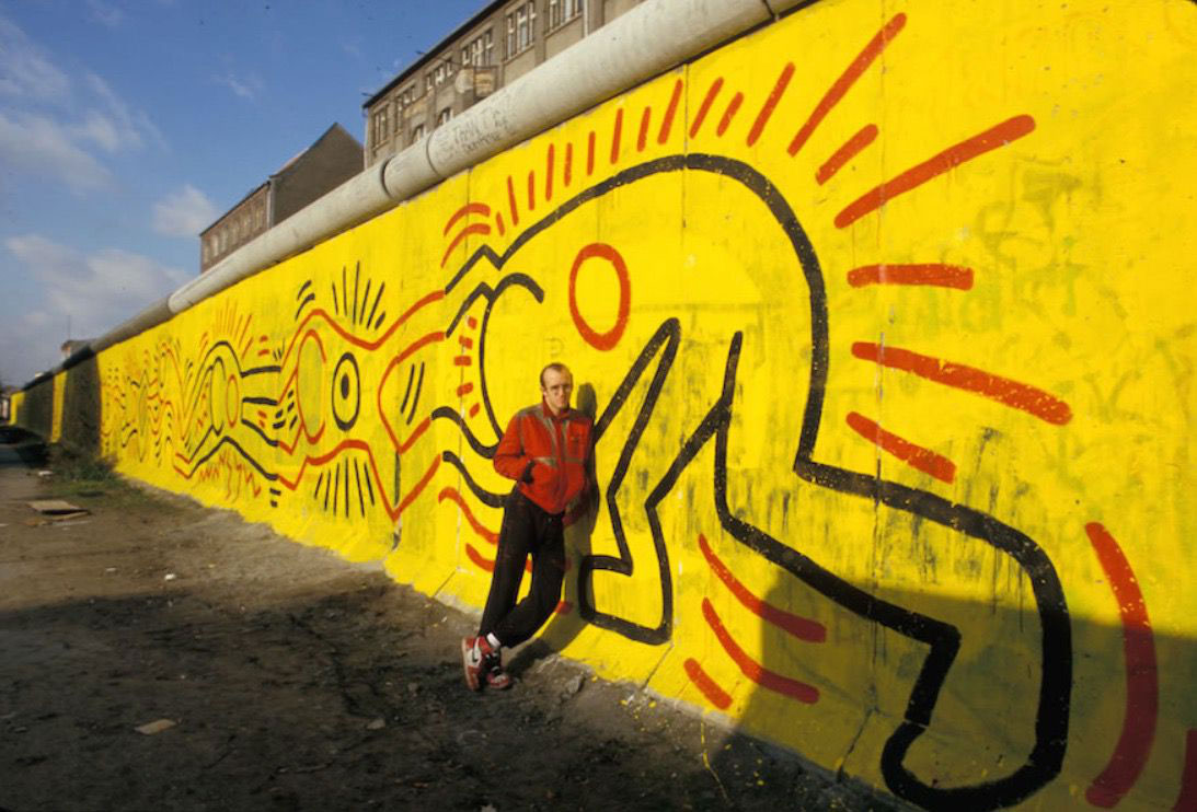 Keith Haring, Murale di Berlino (1986; pittura su muro, 300 x 4,2 m; distrutta) 