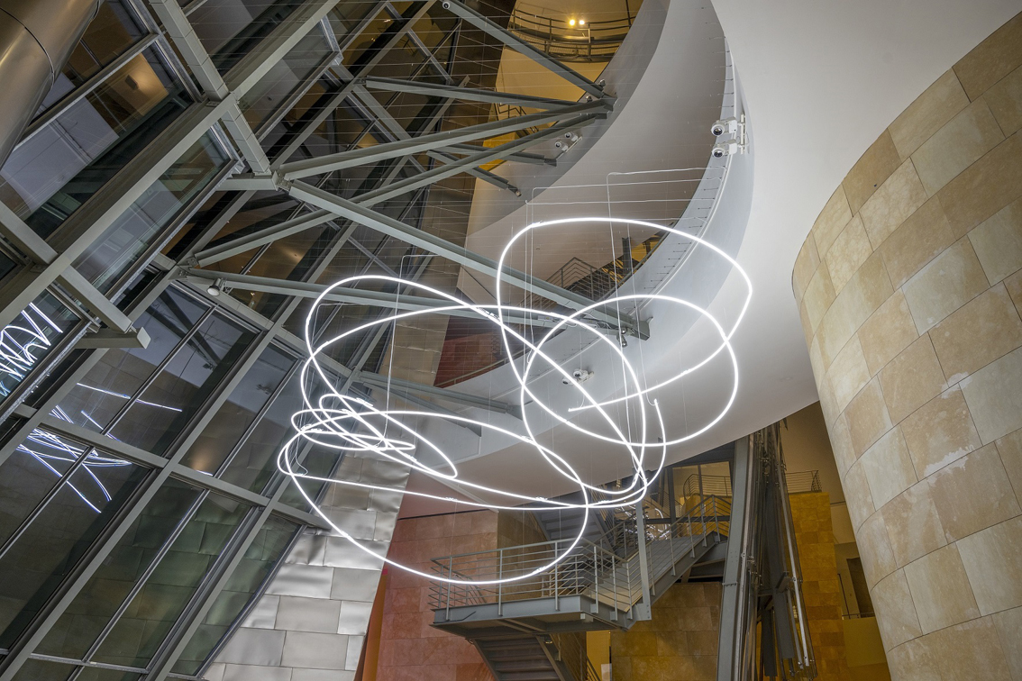 Uno spettacolare neon di Lucio Fontana è stato installato nell'atrio del Guggenheim di Bilbao