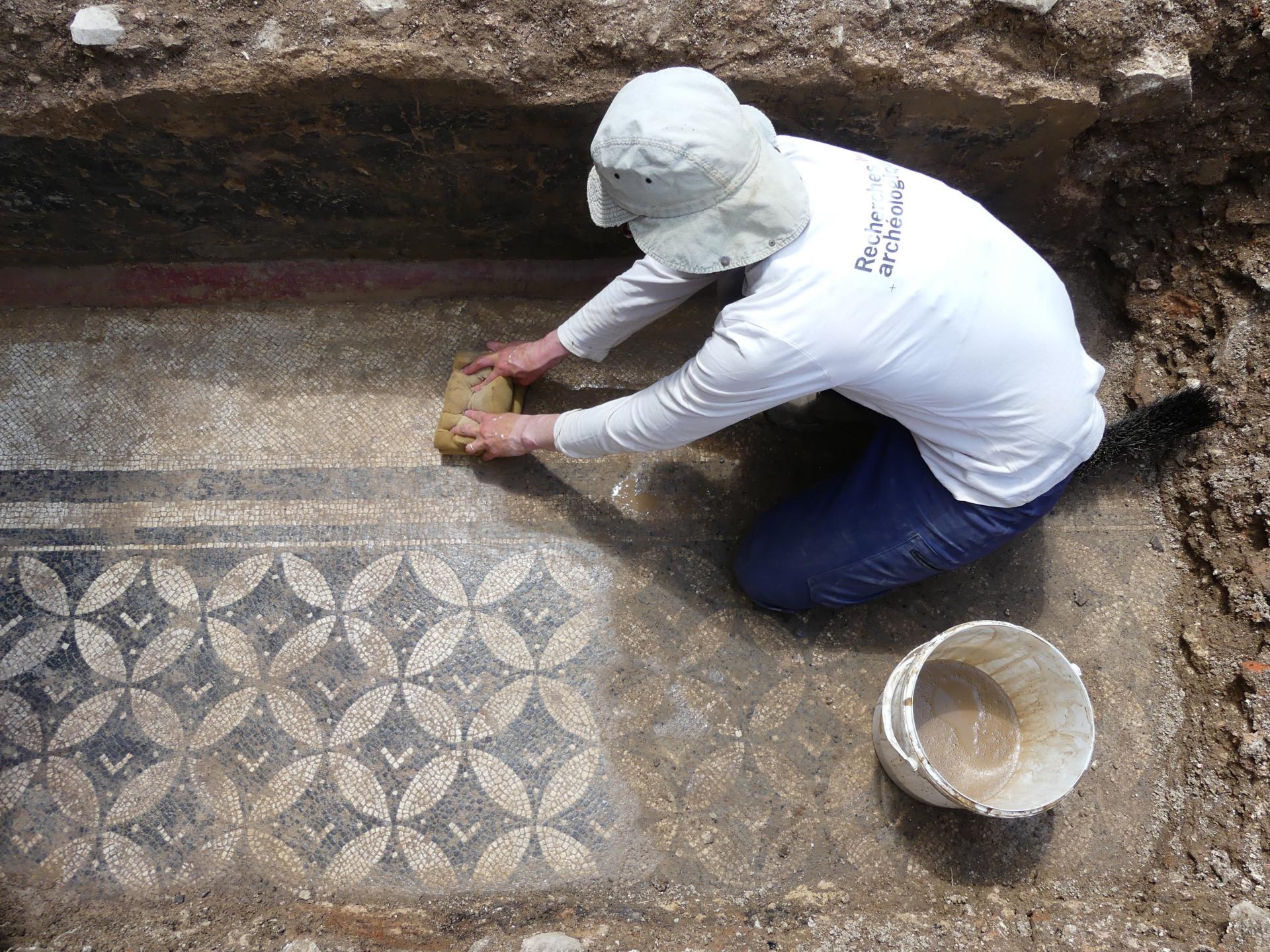 Francia, scoperti rari mosaici in una villa gallo-romana vicino a Lione